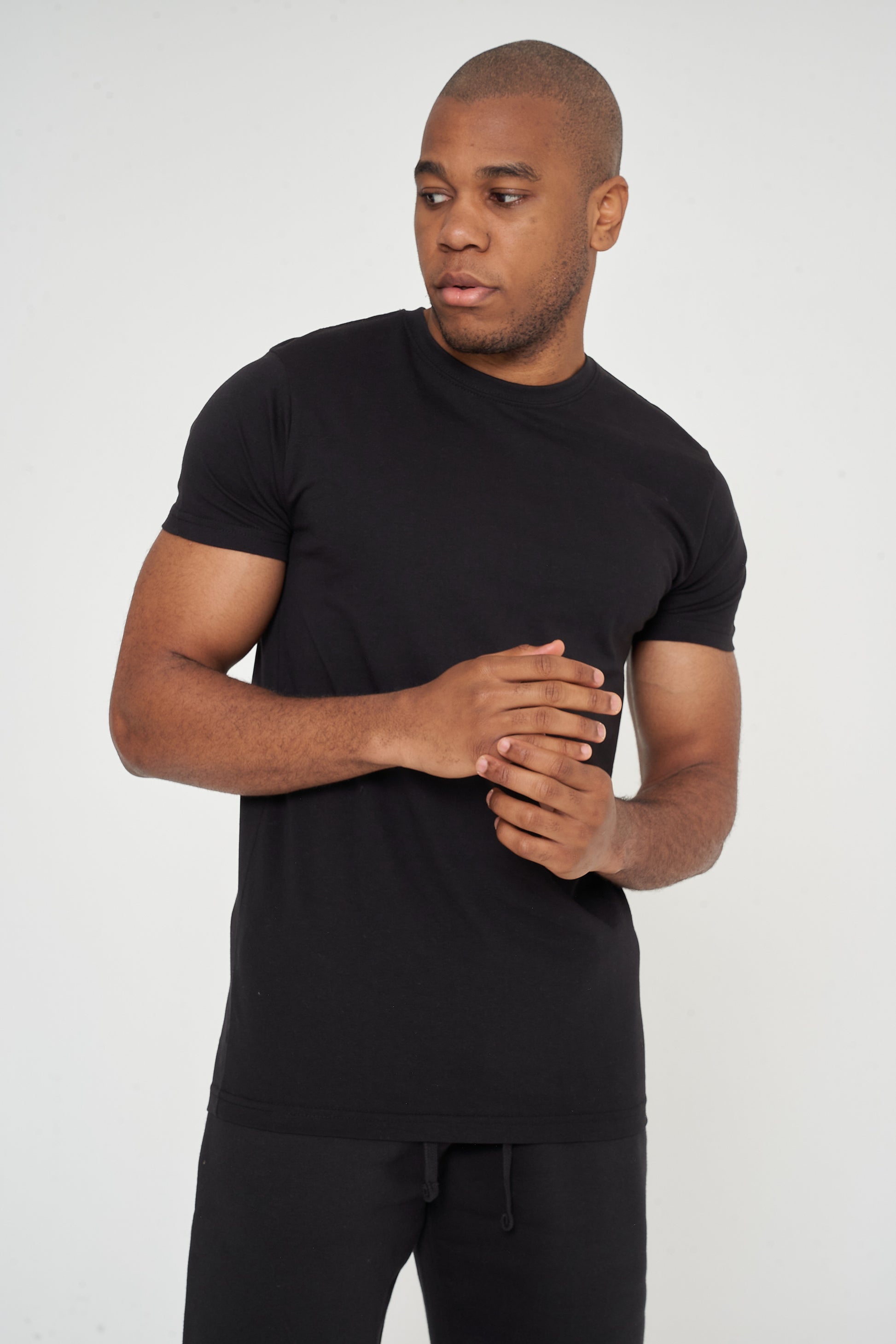 Male model standing in black 365 Regular T-shirt and shorts, hands relaxed – regular fit, 365 Collection.