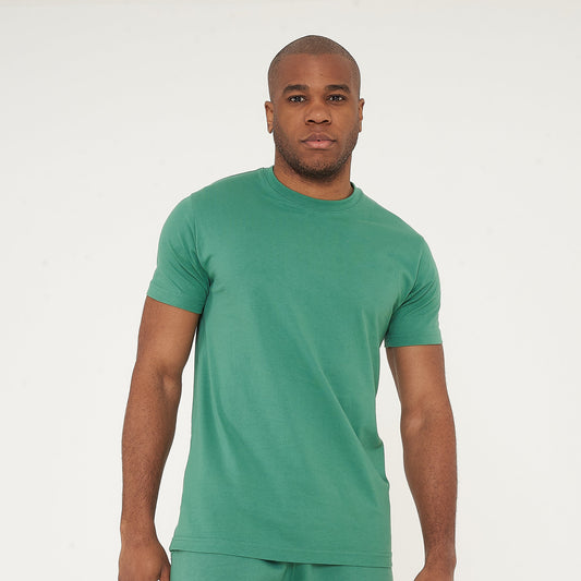 Front-facing model in green regular fit T-shirt and shorts, hands relaxed - 365 Collection.
