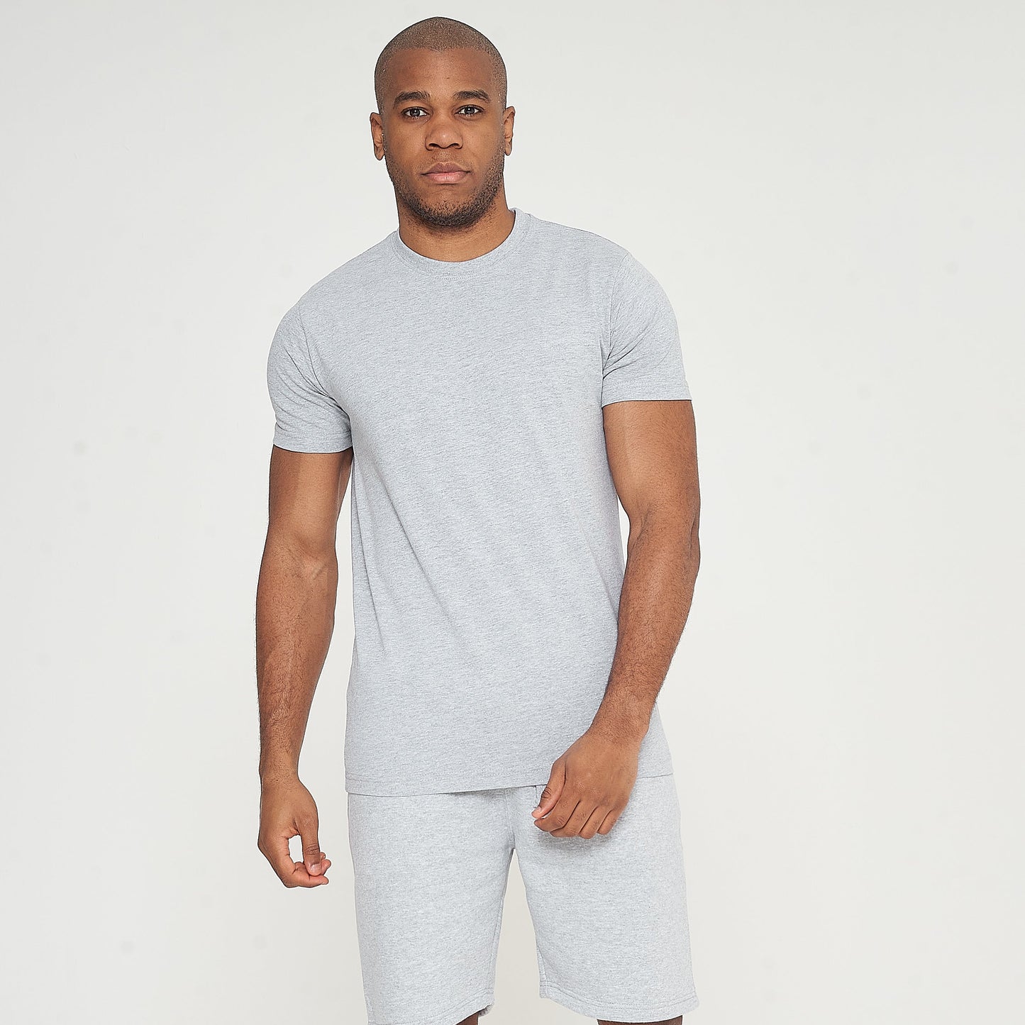 Model in full-body front view wearing a grey regular-fit T-shirt - 365 Collection.